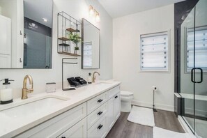 Douche, sèche-cheveux, serviettes fournies