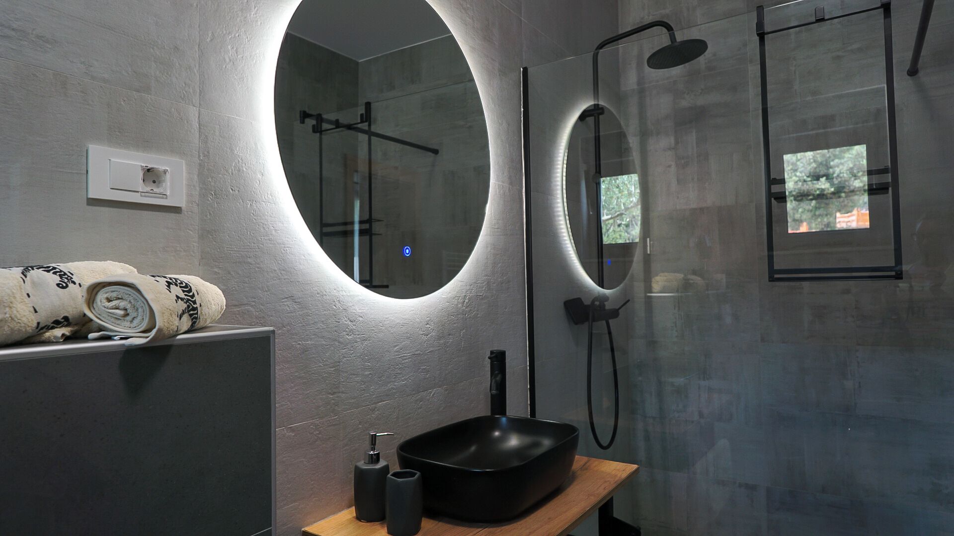 Bruser, hårtørrer, bidet, håndklæder