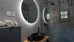Dusche, Haartrockner, Bidet, Handtücher
