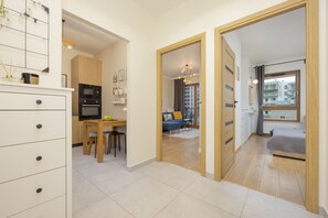 Leilighet, 1 soverom, balkong | Oppholdsrom | En 55-tommers smart-TV med digitale kanaler