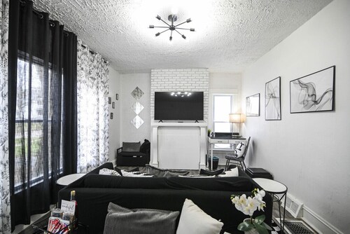 Black & White Bliss | Themed | Sleeps 8