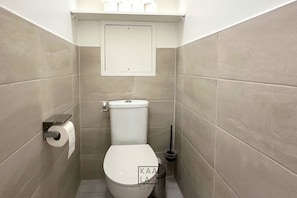 Sèche-cheveux, serviettes fournies, papier toilette