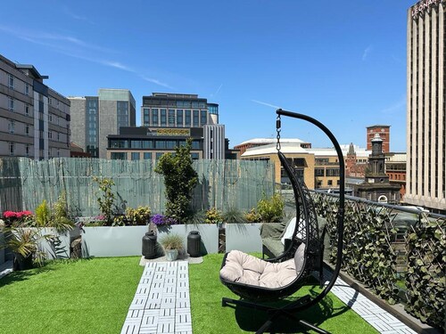 1 Bed Penthouse - Hot Tub - Roof Terrace - Parking