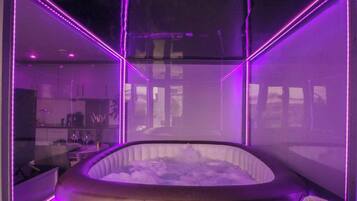 Apartment | Indoor spa tub