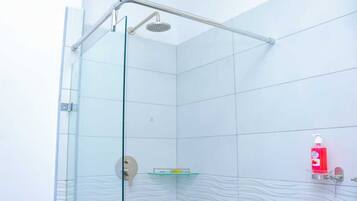 Deluxe Apartment | Bathroom | Shower, rainfall showerhead, free toiletries, bidet