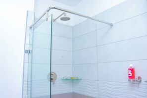 Deluxe Apartment | Bathroom | Shower, rainfall showerhead, free toiletries, bidet