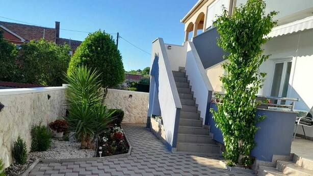 Un patio empedrado con una escalera que lleva a un edificio.