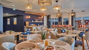 Petit déjeuner buffet (19 EUR par personne)