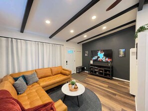 Télévision, jeux vidéo, livres, espaces bureaux