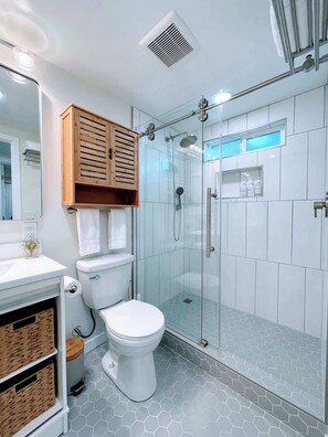 Shower, hair dryer, towels, shampoo