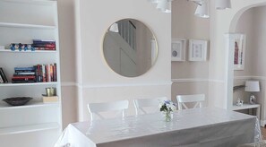 House | Dining - Spacious 3-bed House in Brighton With Parking (Brighton)
