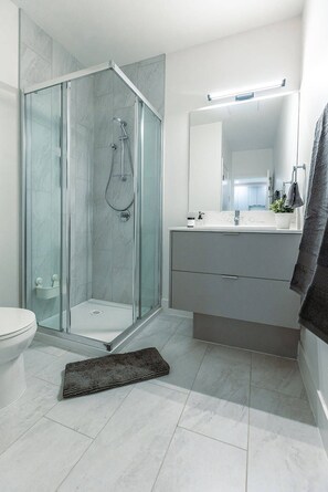Shower, hair dryer, towels, shampoo - Revelstoke Alpine Retreat - RARE One-Bedroom Condo (Revelstoke)
