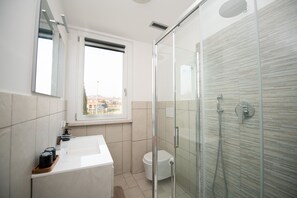 Exclusive Apartment | Bathroom