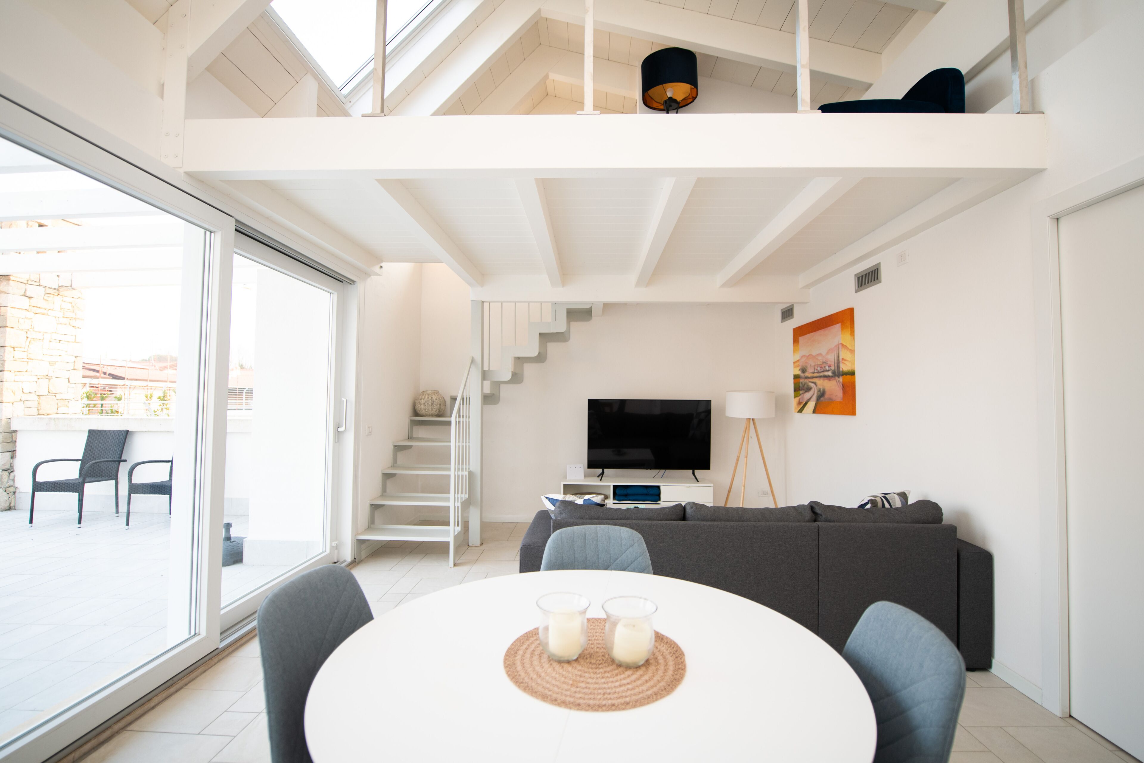 익스클루시브 아파트 | 거실 공간 | 디지털 채널 시청이 가능한 30인치 스마트 TV