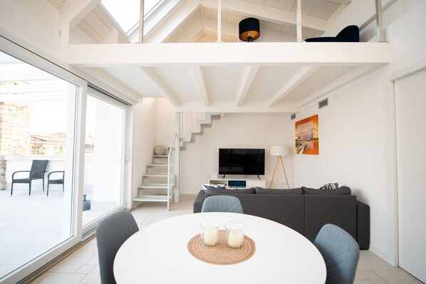 Exclusive-Apartment | Wohnbereich | 30-Zoll-Smart-TV mit Digitalempfang