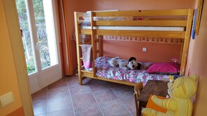 3 makuuhuonetta, silitysrauta/-lauta, Wi-Fi, vuodevaatteet