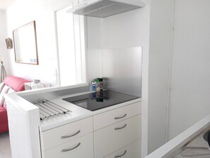 Réfrigérateur, micro-ondes, lave-vaisselle, grille-pain