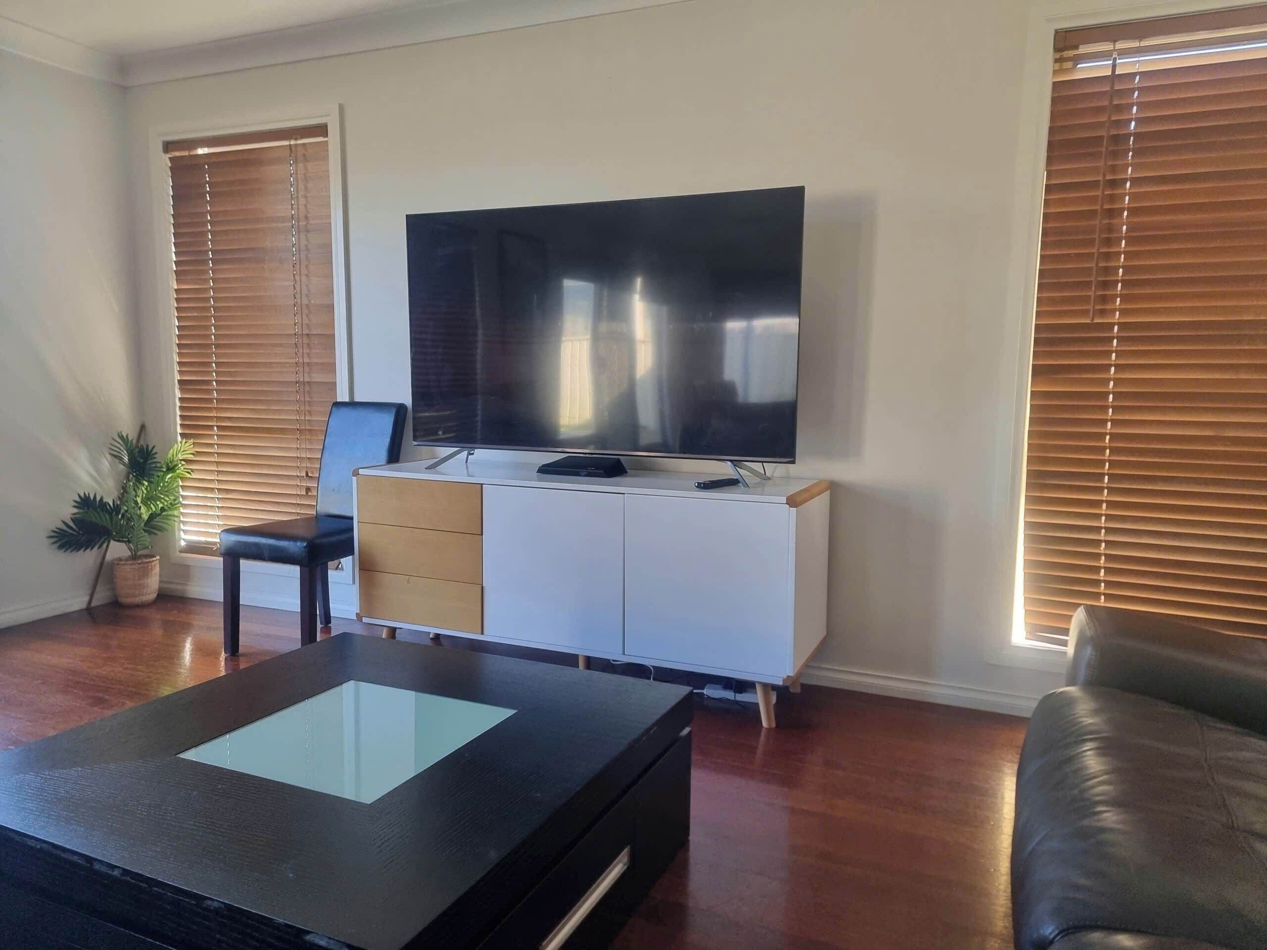 Fernseher, Bücher, Arbeitsbereiche