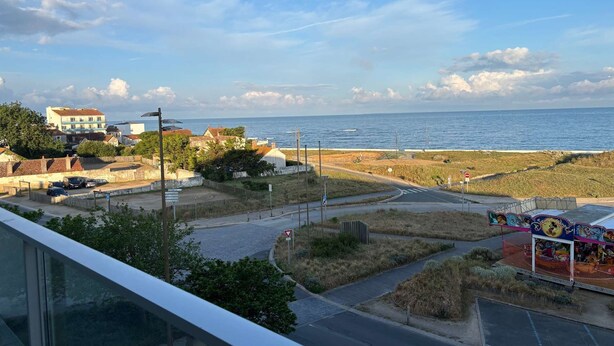 Une vue sur la côte, avec une route, des bâtiments et une plage.