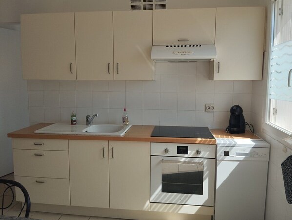 Fridge, microwave, dishwasher, coffee/tea maker