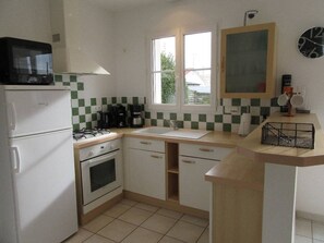 Een koelkast, een microgolfoven, een oven, een vaatwasser