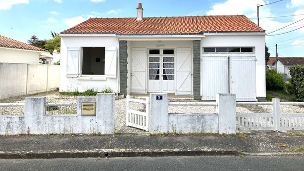 A small, single-story house with a tiled roof, white exterior walls, and a front porch. - La tranquille - St Hilaire de Riez (SAINT HILAIRE DE RIEZ)