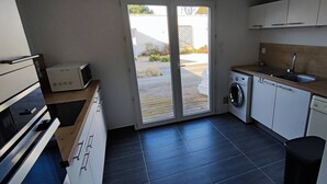 A compact kitchen with a washing machine, a sink, and a countertop. - La Nantaise de la mer Saint Hilaire de Riez (SAINT HILAIRE DE RIEZ)