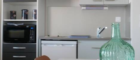 ثلاجة، محمصة خبز، مستلزمات طهي/أطباق/أوعية