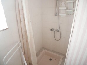 A small, enclosed shower area with a showerhead, a handheld shower attachment, and a white tiled wall. - Le jardin de la mer - Saint Hilaire de Riez (SAINT HILAIRE DE RIEZ)