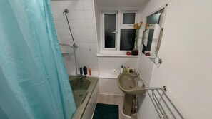 Apartamento | Baño | Ducha y bañera combinadas, bañera profunda, secador de pelo y toallas