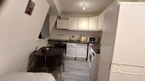 Apartment | Private kitchen | Fridge, microwave, oven, stovetop - 2-bed Apartment Sleeps 7 With Wi-fi (London)