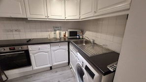 Apartment | Private kitchen | Fridge, microwave, oven, stovetop - 2-bed Apartment Sleeps 7 With Wi-fi (London)