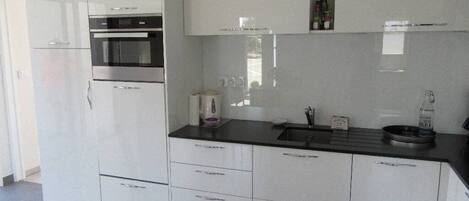 Kühlschrank, Geschirrspüler, Toaster, Kochgeschirr/Geschirr/Besteck