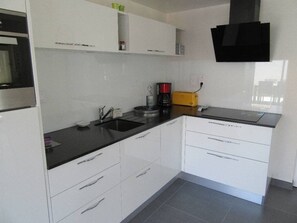 Réfrigérateur, lave-vaisselle, grille-pain