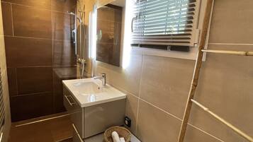 Shower, hair dryer, toilet paper