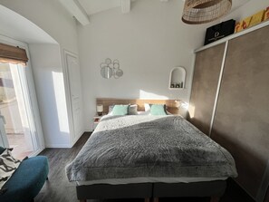 3 habitaciones y tabla de planchar con plancha 