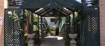 GREAT/SPACIOUS TWO BEDROOM GROUND FLOOR UNIT ONLY 5 MINUTES FROM THE CITY!