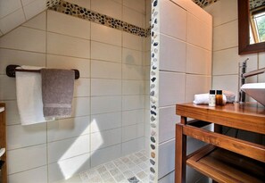 Sèche-cheveux, serviettes fournies, savon, papier toilette