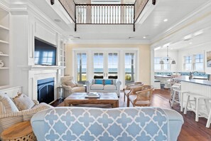 TV, peis, bøker og stereoanlegg