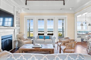 TV, peis, bøker og stereoanlegg