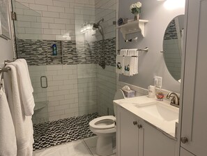 Dusche, Haartrockner, Handtücher, Seife