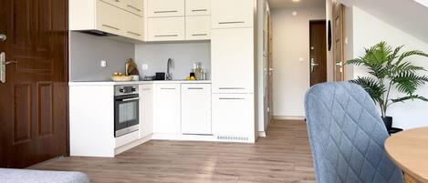 Refrigerador, placa de cocina, lavavajillas, utensilios de cocina