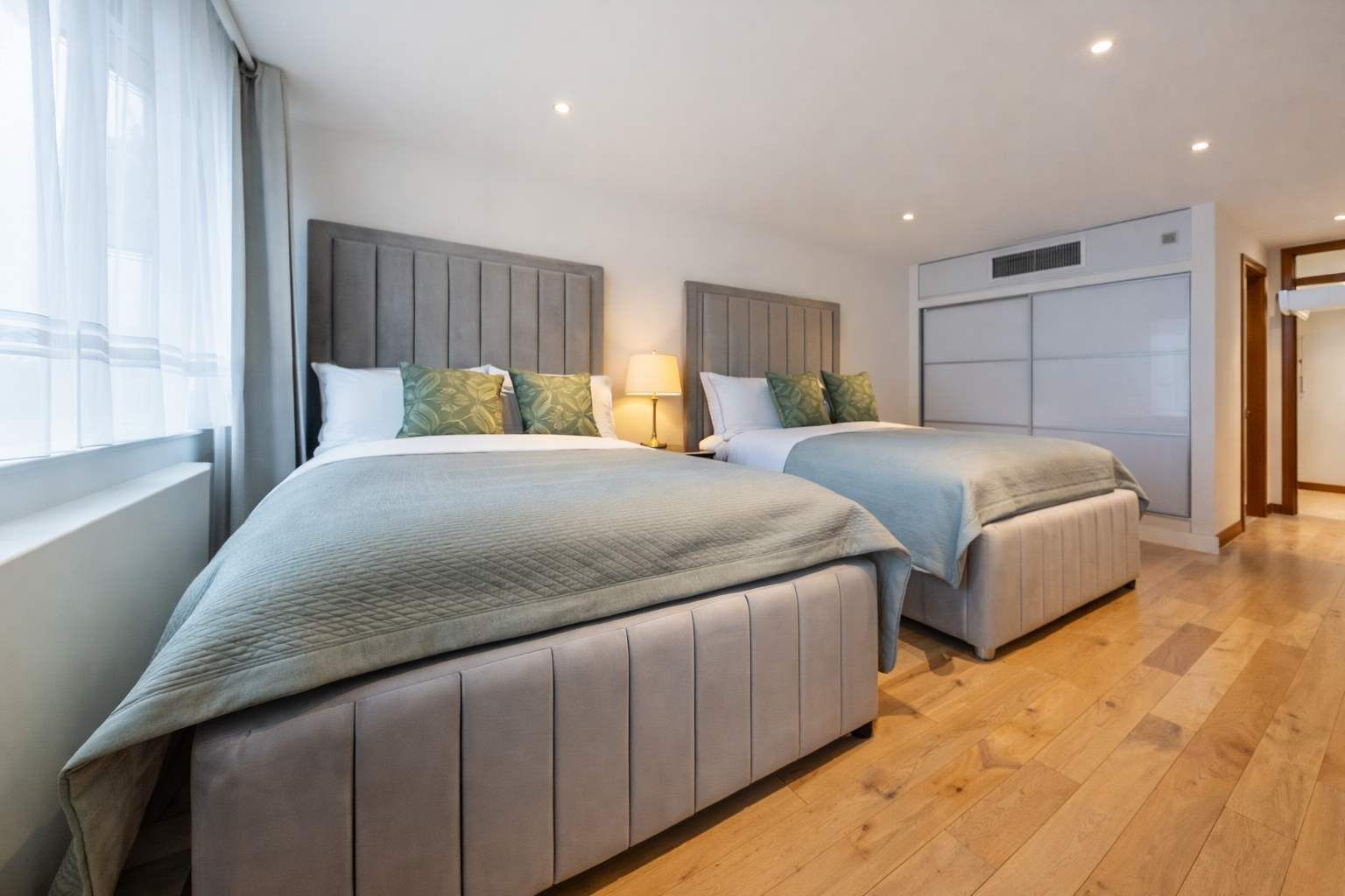 2 室のベッドルーム、デスク、アイロン / アイロン台、WiFi