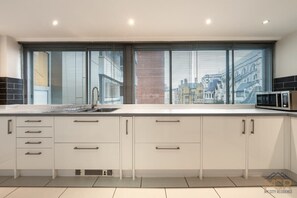 Een koelkast, een microgolfoven, een oven, een kookplaat