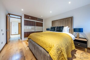 2 dormitorios, escritorio, tabla de planchar con plancha y wifi