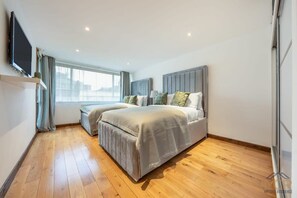 2 slaapkamers, een bureau, een strijkplank/strijkijzer, wifi