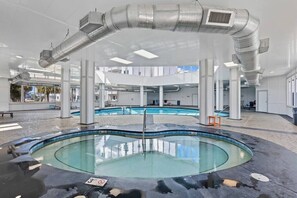 Una piscina cubierta