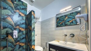 Un baño con ducha, inodoro y lavabo.