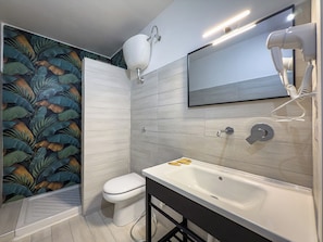 A bathroom with a toilet, sink, and shower. - Hotel Giada (Rome)