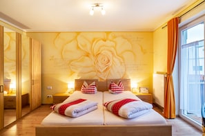 Comfort Apartment (A2) | Individually decorated, individually furnished, desk, laptop workspace - SCHUSTERjunge APARTHOTEL (Sasbachwalden)